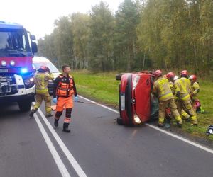 Starsze małżeństwo dachowało samochodem. Wypadek koło Leszna