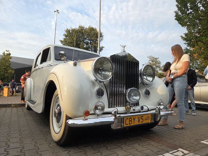 Klasyczna motoryzacja znów zachwyciła Bydgoszcz. „Bydgoskie Klasyki Nocą” przy Torbydzie