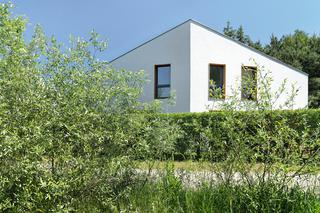 Dom w Lusowie: minimalistyczna bryła pod Poznaniem