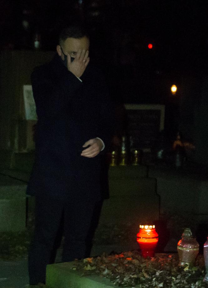 Tajna wizyta na cmentarzu. Andrzej Duda 