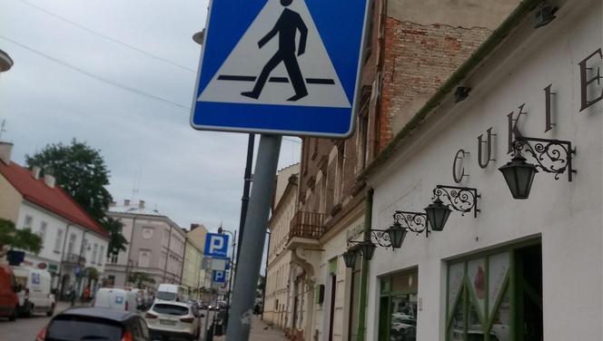 Mistrzowie parkowania opanowali Tarnów. Zdjęcia strażników miejskich wprawiają w osłupienie!