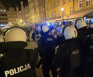 Wrocław. Burdy kibiców na Starym Rynku. Interweniowała policja [ZDJĘCIA].