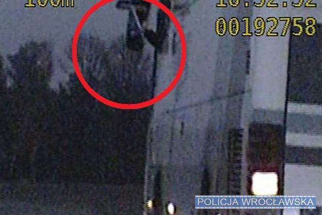 HIT! Jedną ręką prowadził, w drugiej trzymał miotłę i... poprawiał lusterko [ZDJĘCIA]