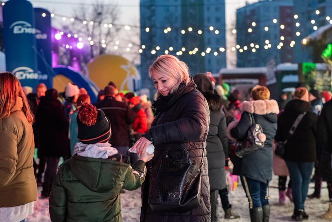 Prezenty dla dzieci i kolędowanie z gwiazdami. Zagraliśmy z Gestem w Dąbrowie Górniczej 