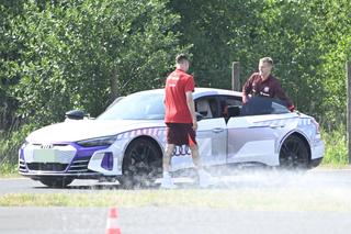 Piłkarze na torze wyścigowym  