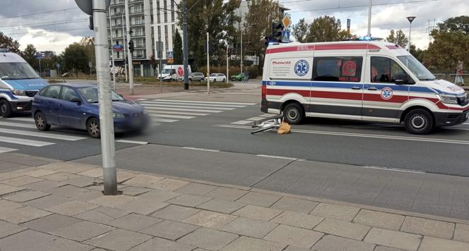 Warszawa. Seat huknął w rowerzystkę na Białołęce. Kobieta trafiła do szpitala!