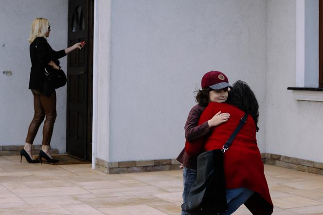Na Wspólnej, odcinek 3335: Ilona (Anna Samusionek), Iza (Anna Korcz), Wiktorek (Kajetan Borowski)