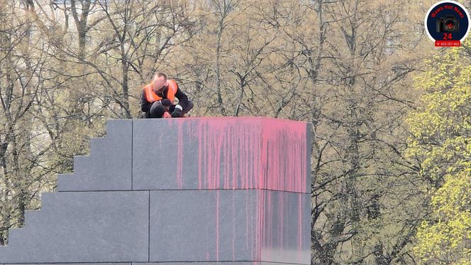 Mężczyzna wszedł na pomnik smoleński