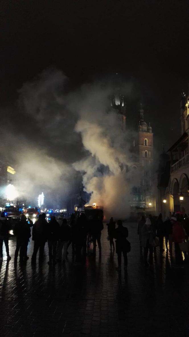 Chwile grozy na krakowskim Rynku: Zapaliły się stragany [ZDJĘCIA]