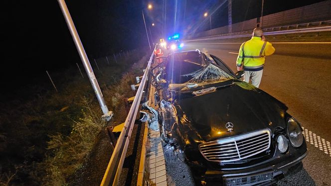 Groźna kolizja na S5 koło Leszna. Mercedes rozbity