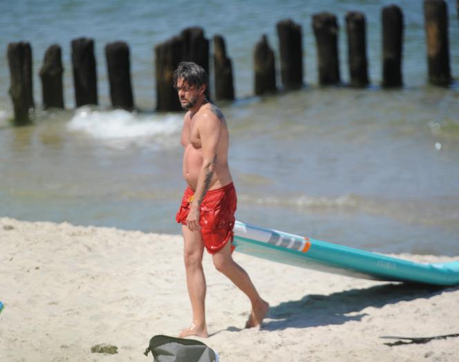 Olivier Janiak jak David Hasselhoff na plaży nad Bałtykiem