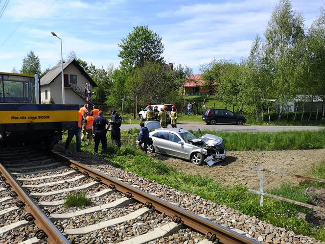 Na przejeździe kolejowym w Szalowej samochód wpadł pod drezynę