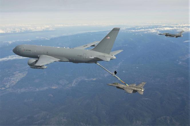 KC-46 Pegasus tankuje F-16 ze sztywnego przewodu