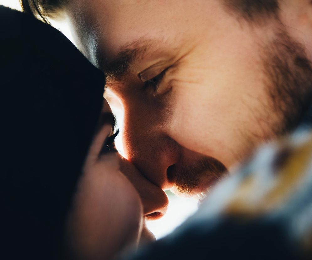 Zapomnieliśmy, że patrzenie prosto w oczy ma wielką moc. Mąci nam w głowach