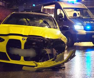 Kraksa w centrum Warszawy. Kanarkowe BMW roztrzaskało się na barierkach