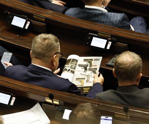 W  czasie obrad Sejmu poseł przeglądał katalog z bronią