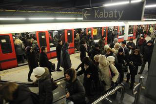 Warszawa: TAJEMNICZY pojazd NAWIEDZA metro nocą! POCIĄG WIDMO?! [WIDEO]
