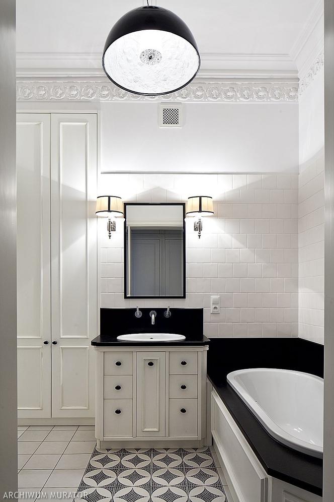 Romantyczna czarno-biała łazienka