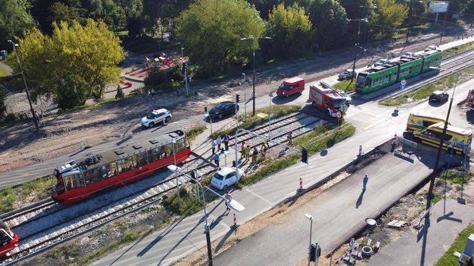 Kolizja na skrzyżowaniu w Będzinie. Kierująca fiatem utkwiła na torowisku 