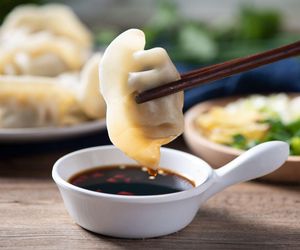 Weź papier ryżowy i zawiń w niego farsz. Azjatyckie pierożki na parze zachwycają smakiem 