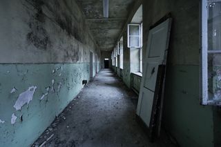 Opuszczony szpital wojskowy mrozi krew w żyłach. Wnętrza wyglądają, jak z horroru!
