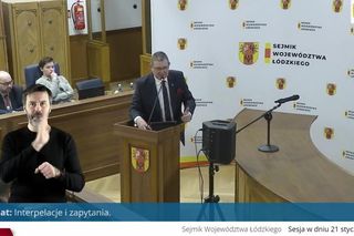 Łódź. Radny PiS Michał Król zszokował piosenką! Zaśpiewał ją na sesji Sejmiku Województwa Łódzkiego [ZDJĘCIA].