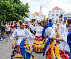 Dni Folkloru w Olsztynie 2025. Ulicami Starego Miasta przeszedł barwny korowód