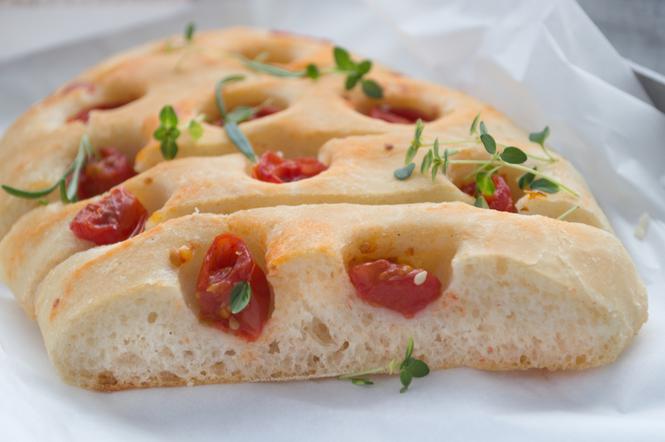 Pomidorowa focaccia: przepis na drożdżowy placek z pomidorami