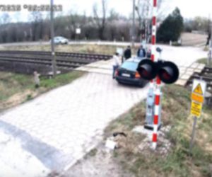O krok od tragedii. Samochód zepsuł się im na przejeździe. LIczyły się sekundy