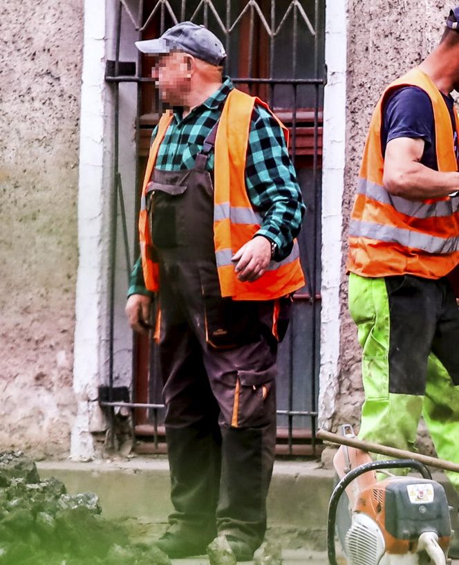 Tak wyglądają roboty drogowe w Ostródzie. Telefon zamiast łopaty. Ekipa rodem z memów