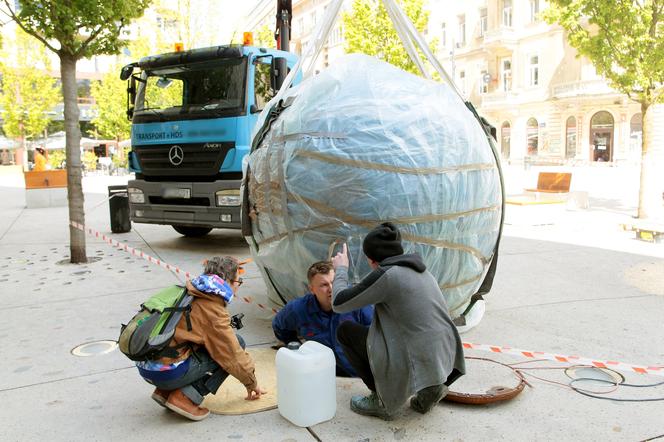 Instalacja artystyczna "Pisklę" podczas montażu