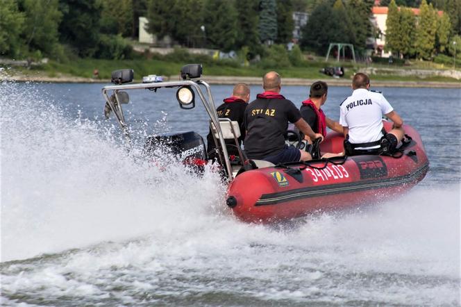 Wspólny patrol strażaków i policjantów na Jeziorze Rożnowskim