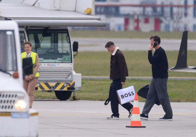 Robert Lewandowski ze szpanerką siatą wysiadł z samolotu