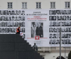 Pomnik smoleński oblany sztuczną krwią