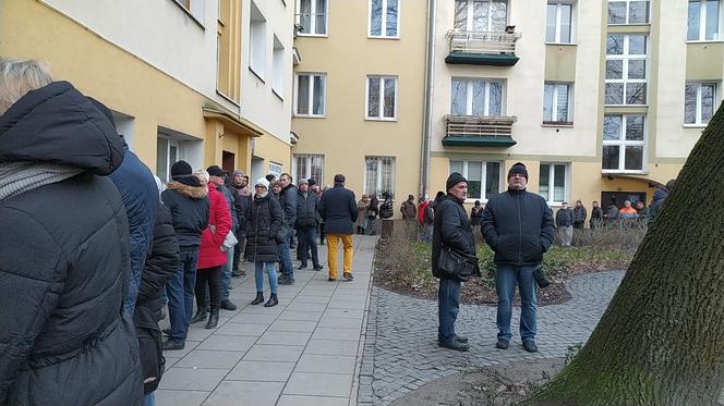 Najwytrwalsi stali od północy. Kolejka przed cukiernią na Woli