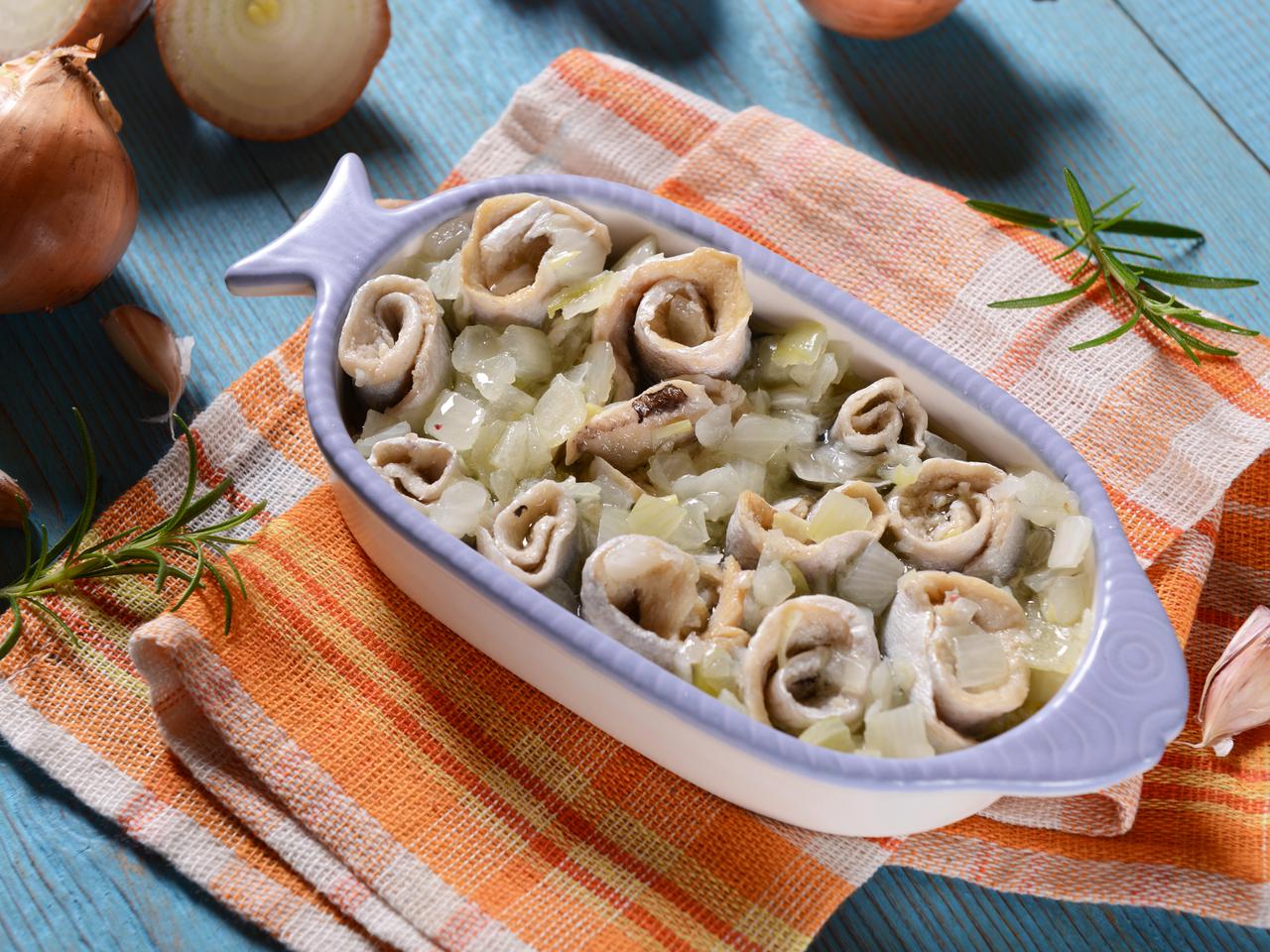 Jak zrobić śledzie po łowicku? Prosty przepis