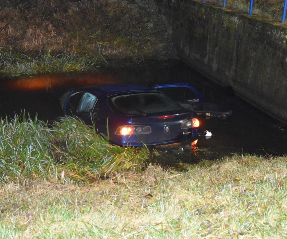 Zimna kąpiel w kanale Obry. 18-latek wjechał autem do wody