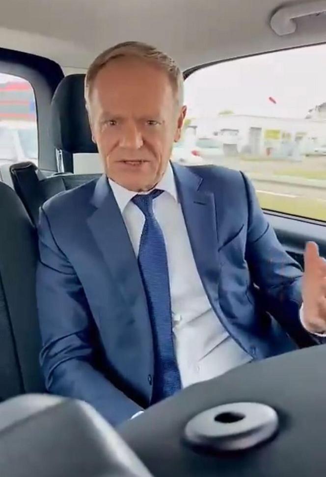Donald Tusk jedzie samochodem bez zapiętych pasów 