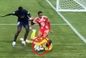 Rywal aż złapał się za głowę. Wstrząsająca kontuzja gwiazdy futbolu [WIDEO]