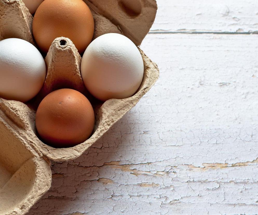 Jaja klatkowe są coraz częściej wycofywane ze sklepów. Co to oznacza dla konsumentów?