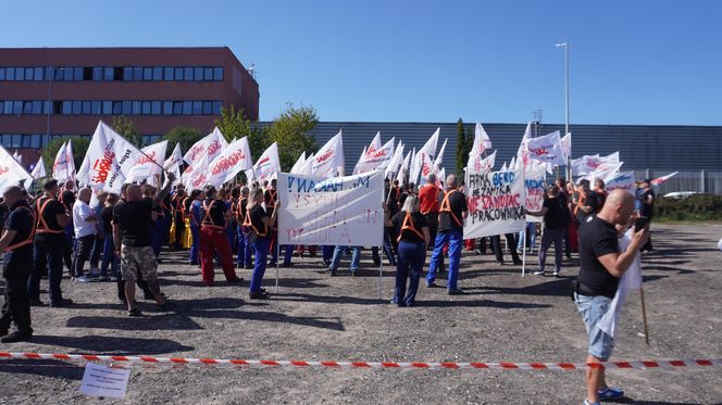 Pikieta pracowników Beko. Pracę straci 1100 osób. „Czujemy się oszukani i sfrustrowani”