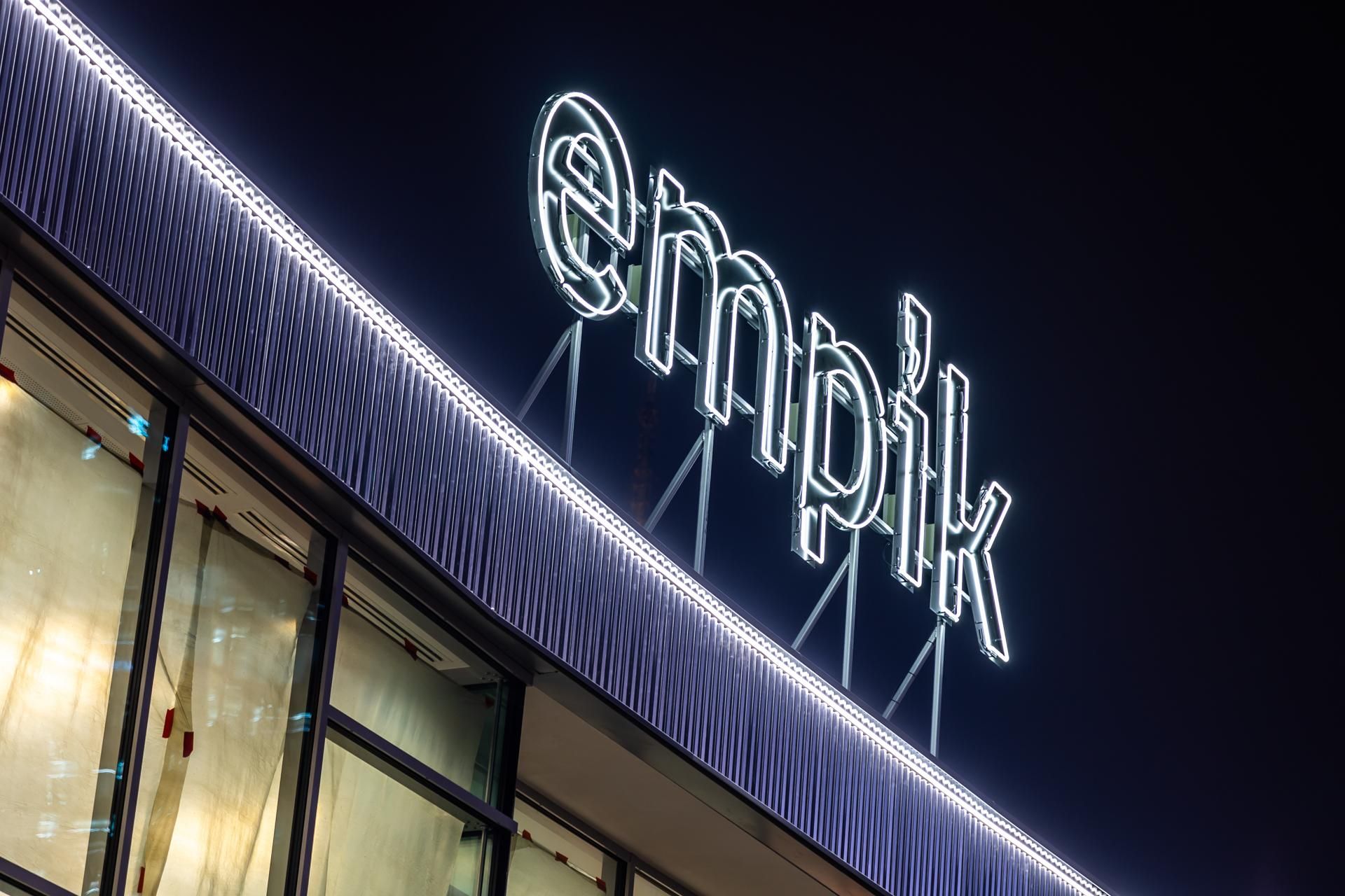 Pawilon Cepelii po zmroku - świeci niczym neon