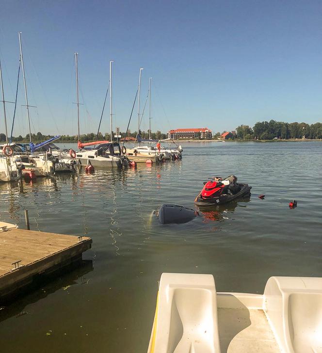 Samochód runął do jeziora! Żal mu było kilku złotych. W warsztacie zapłaci majątek