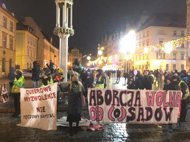 Strajk Kobiet we Wrocławiu. Przemarsz ulicami miasta i przepychanki z policją [ZDJĘCIA] 