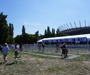 Pod Stadionem Narodowym wystartowała sprzedaż merchu Taylor Swift, pojawili się pierwsi fani