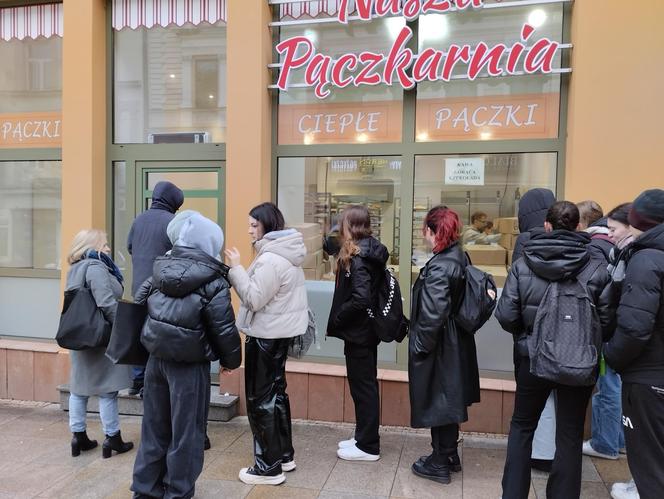 Tłusty czwartek. Tarnowianie ustawiają się w kolejkach po pączki!