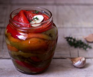 Papryka z czosnkiem na zimę: przepis na smaczną pieczoną paprykę do słoików