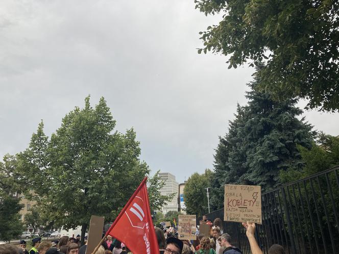 Manifestacja "Nigdy nie będziesz szła sama" w Warszawie. Strajk Kobiet pod Komendą Stołeczną Policji