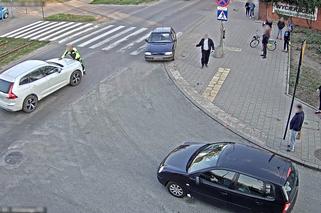 Pijany biegał po ulicy w centrum Łodzi i kopał przejeżdżające samochody. Interweniowali strażnicy miejscy