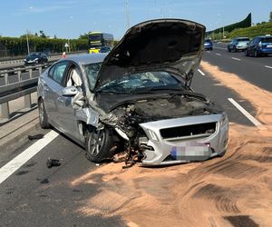 Dachowanie na S2 w Warszawie. Zablokowany pas ruchu. Poważny wypadek dwóch osobówek